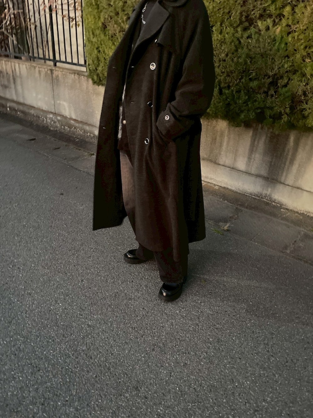 ブラック系のローファー、ブラック系のデニムパンツ、ブラック系のカーディガン/ボレロを着用したメンズの冬コーディネートの3枚目の写真