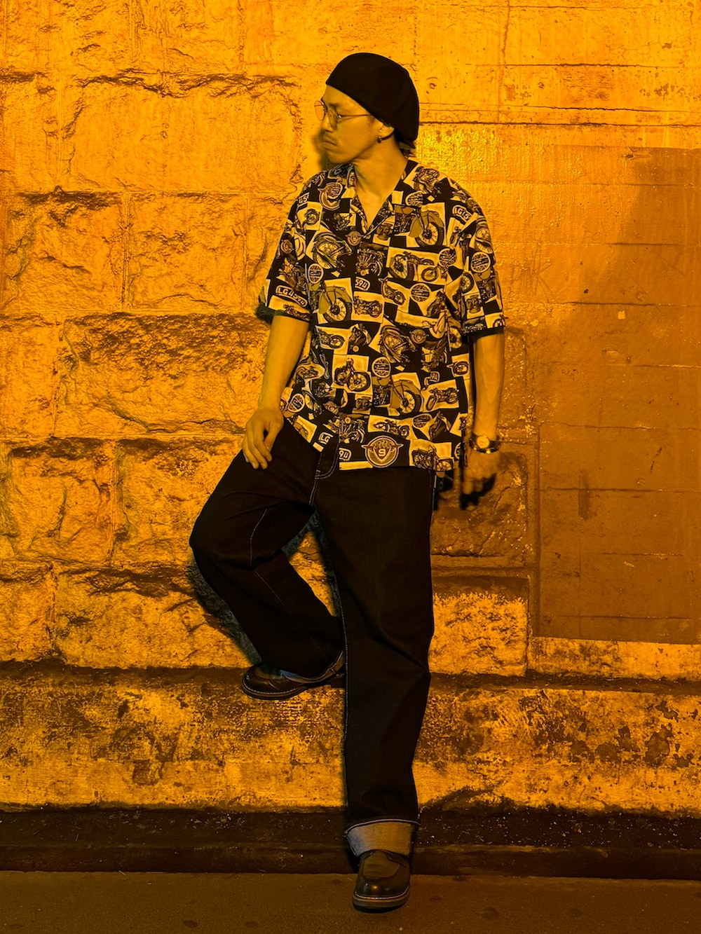 ブルー系のデニムパンツ、ブラック系のシャツ/ブラウス、ブラウン系のモカシン/デッキシューズを着用したメンズの春コーディネートの2枚目の写真