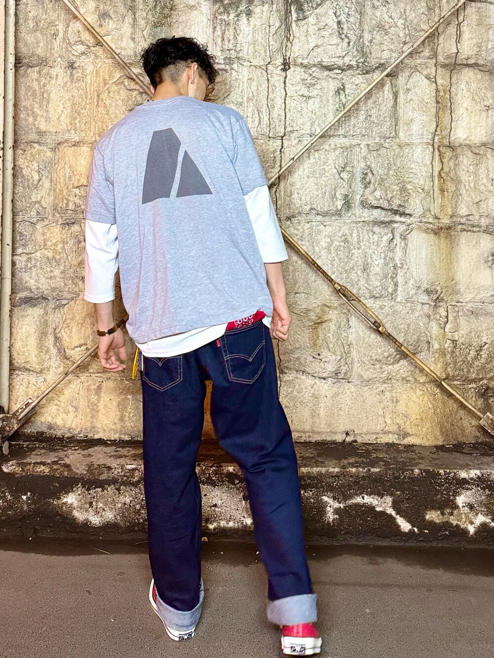 ホワイト系のTシャツ/カットソー、グレー系のTシャツ/カットソー、ブルー系のデニムパンツを着用したメンズの夏コーディネートの2枚目の写真