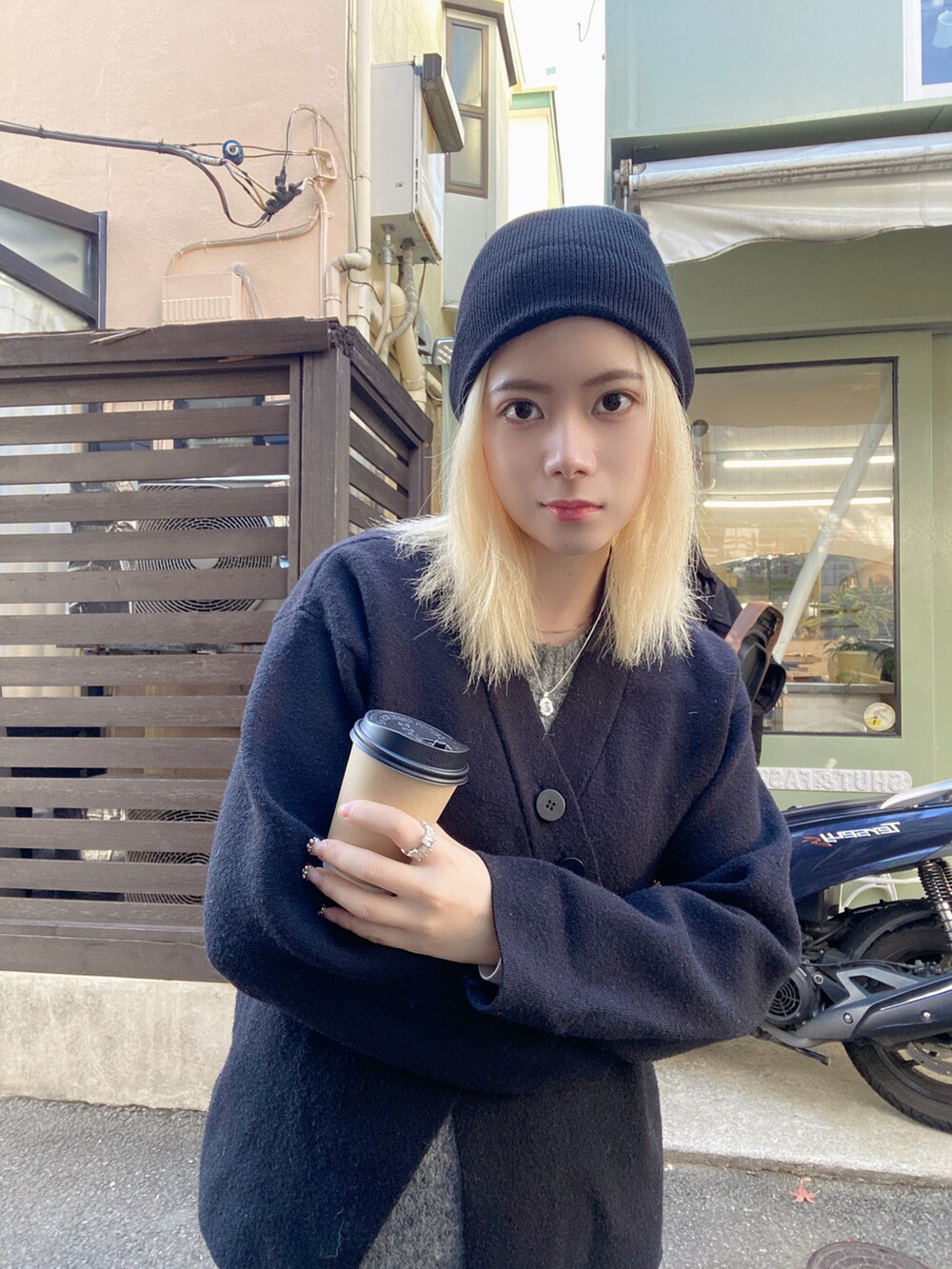 ブラック系のニットキャップ/ビーニー、ブラック系のリングを着用したレディースの冬コーディネートの2枚目の写真