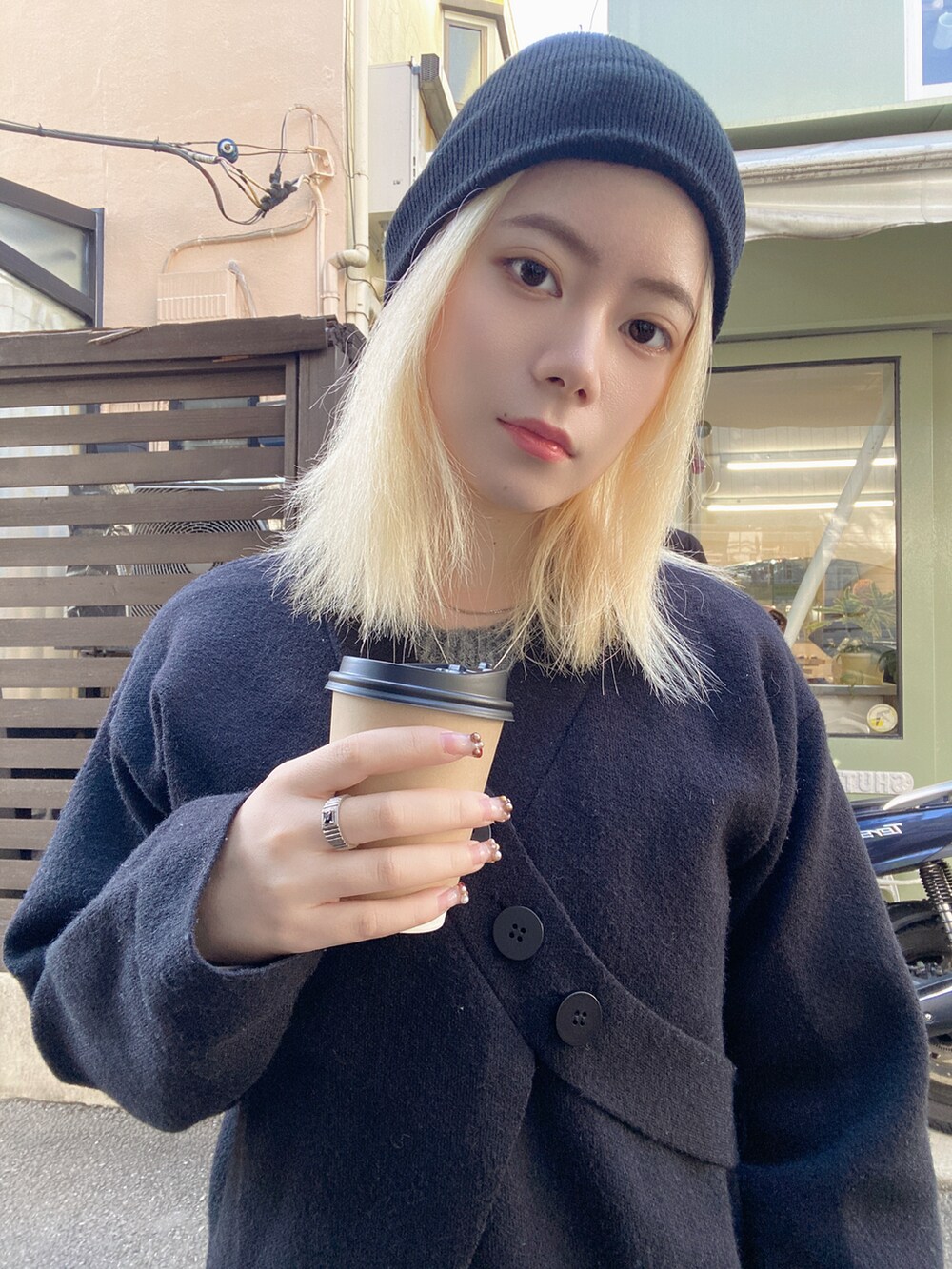 ブラック系のニットキャップ/ビーニー、ブラック系のリングを着用したレディースの冬コーディネートの3枚目の写真