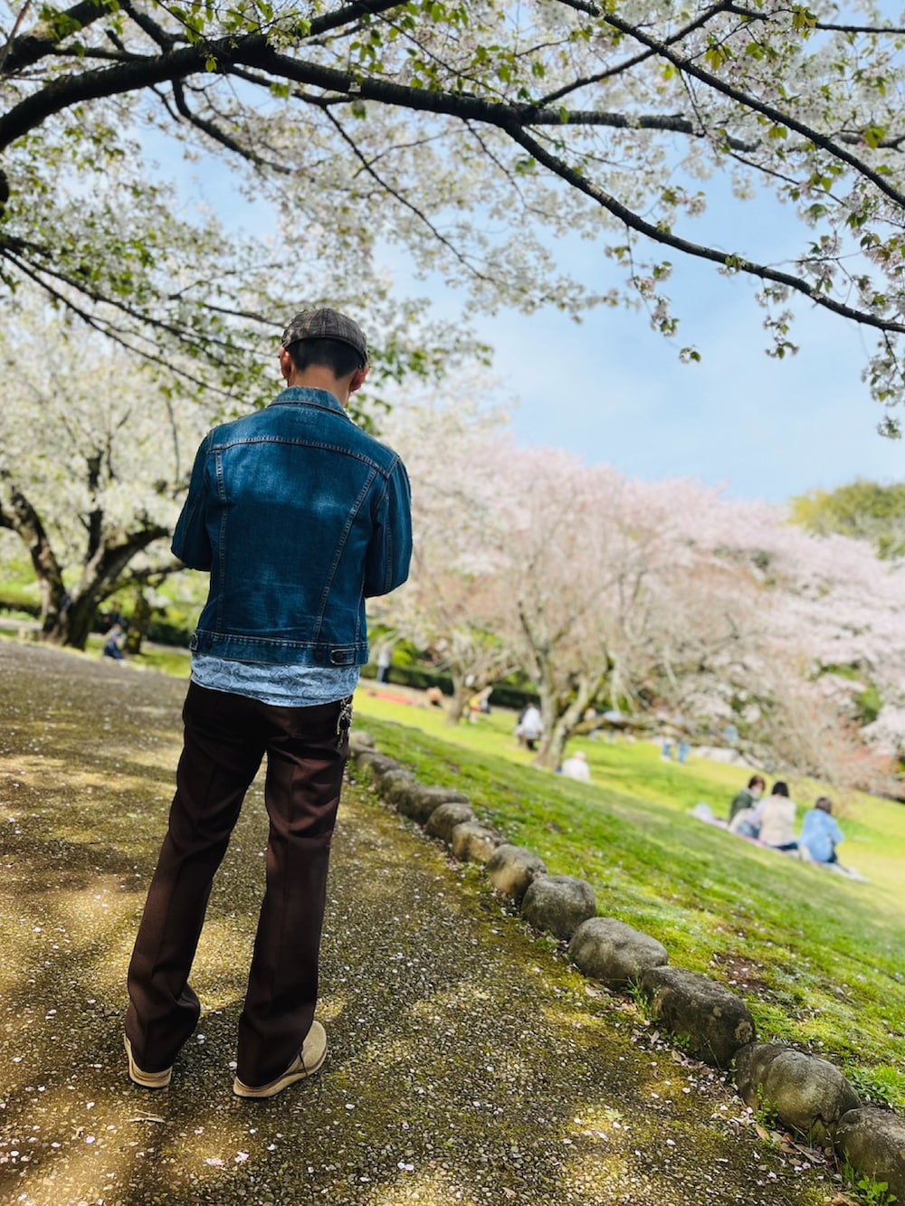 ブルー系のデニムジャケット、ブルー系のシャツ/ブラウス、ブラウン系のその他パンツを着用したメンズの春コーディネートの3枚目の写真