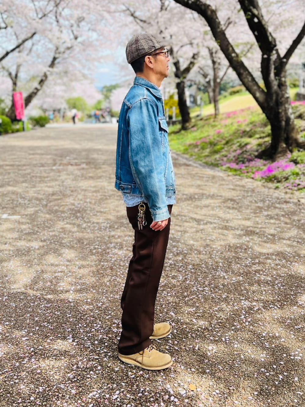 ブルー系のデニムジャケット、ブルー系のシャツ/ブラウス、ブラウン系のその他パンツを着用したメンズの春コーディネートの2枚目の写真