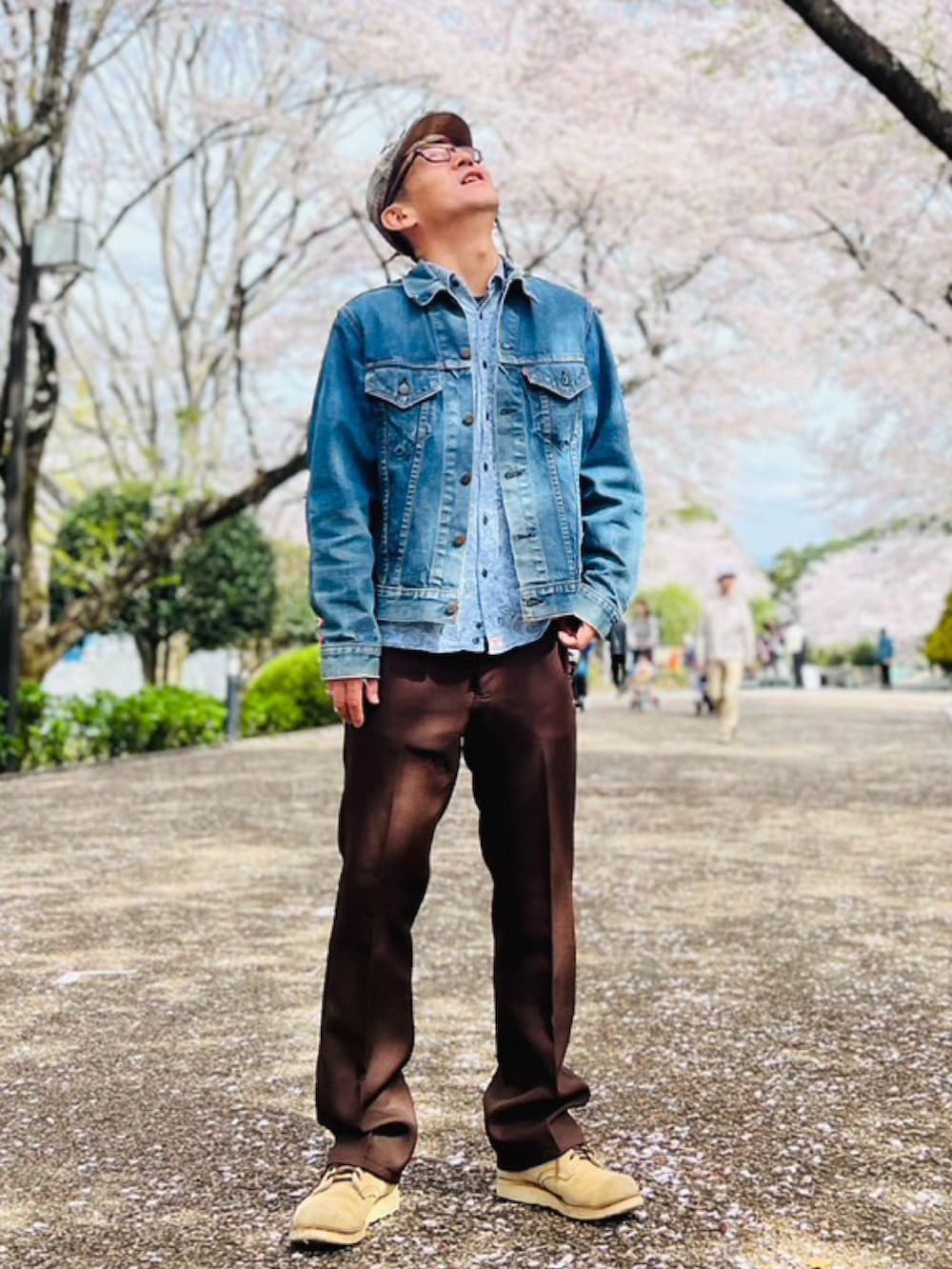 ブルー系のデニムジャケット、ブルー系のシャツ/ブラウス、ブラウン系のその他パンツを着用したメンズの春コーディネートの4枚目の写真