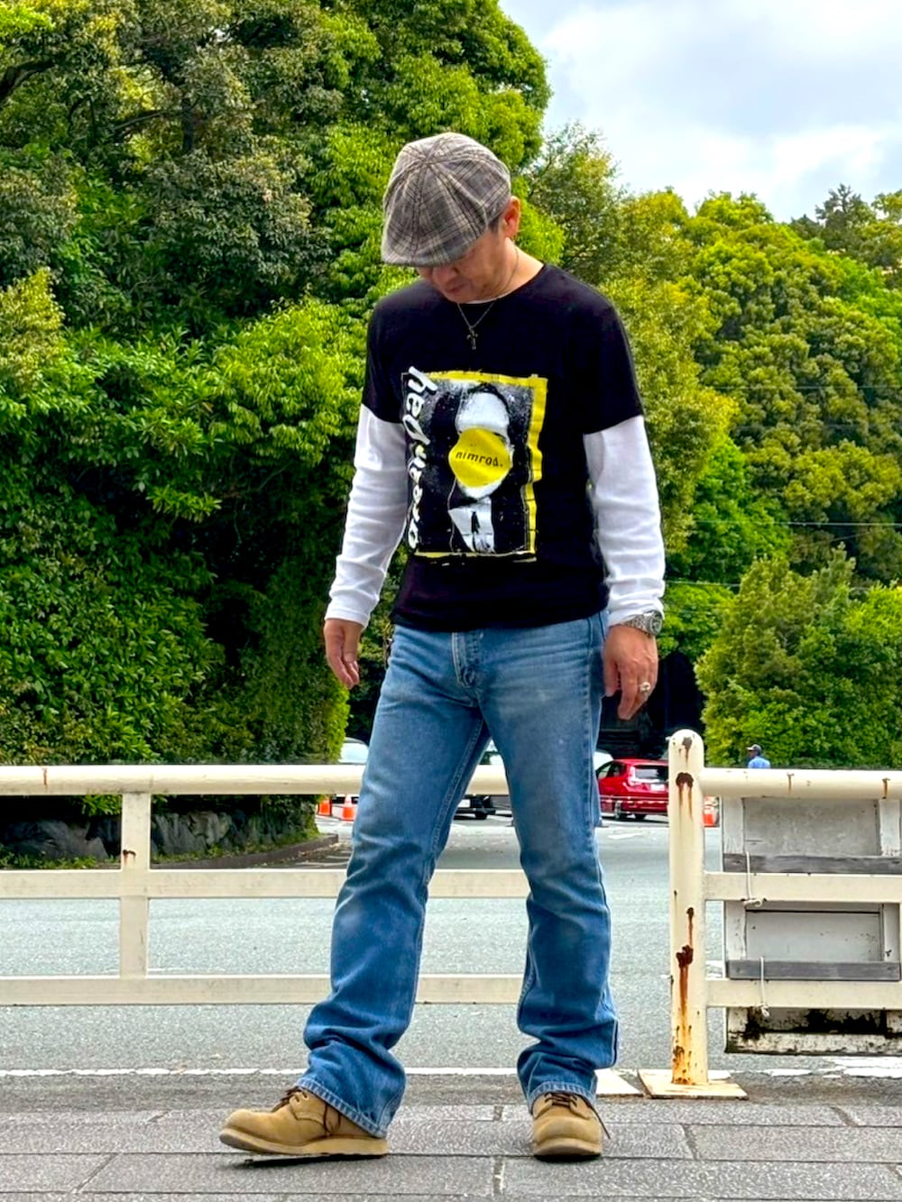 ベージュ系のブーツ、ブルー系のその他アウター、ブラック系のTシャツ/カットソーを着用したメンズの春コーディネートの4枚目の写真