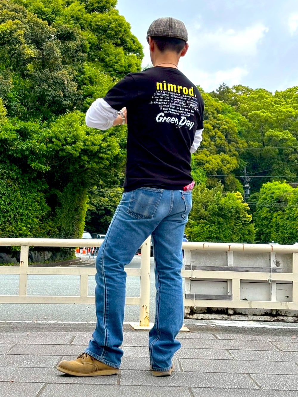 ベージュ系のブーツ、ブルー系のその他アウター、ブラック系のTシャツ/カットソーを着用したメンズの春コーディネートの5枚目の写真