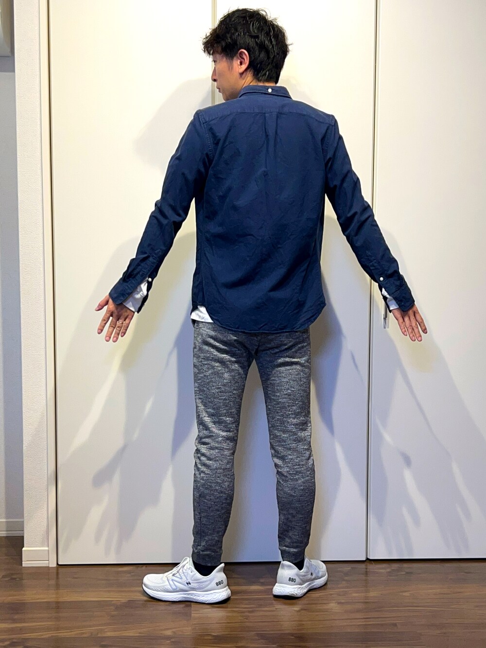 ホワイト系のスニーカー、グレー系のスウェットパンツ、ホワイト系のTシャツ/カットソーを着用したメンズの秋コーディネートの3枚目の写真