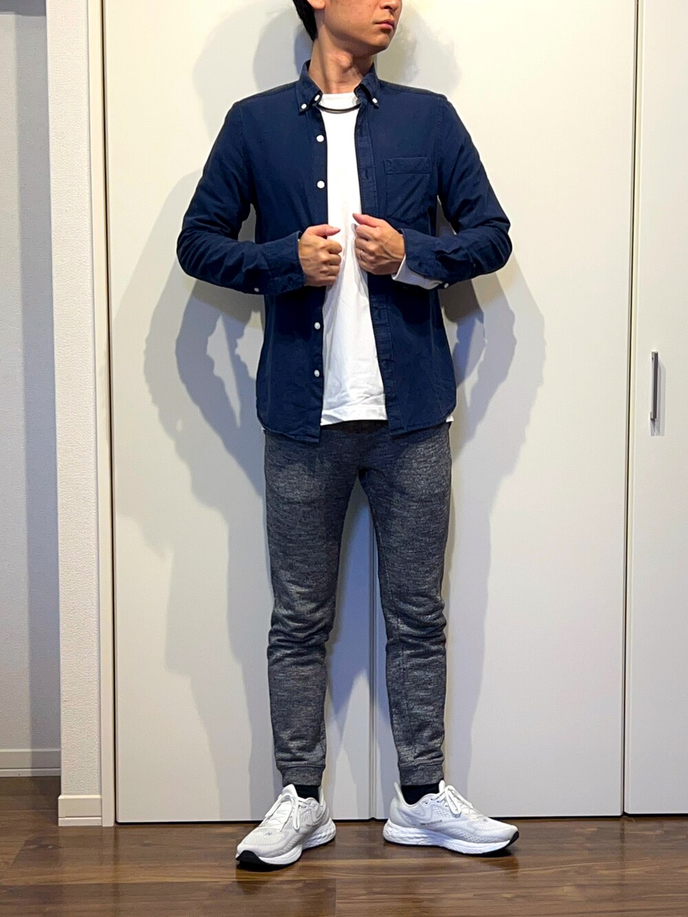ホワイト系のスニーカー、グレー系のスウェットパンツ、ホワイト系のTシャツ/カットソーを着用したメンズの秋コーディネートの2枚目の写真