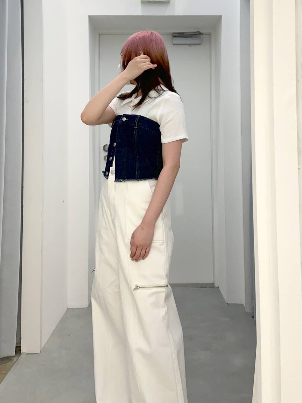 ホワイト系のその他パンツ、ブルー系のベストを着用したレディースの春コーディネートの2枚目の写真