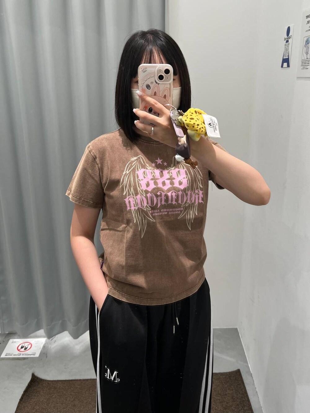 ブラック系のその他パンツを着用したレディースの夏コーディネートの3枚目の写真