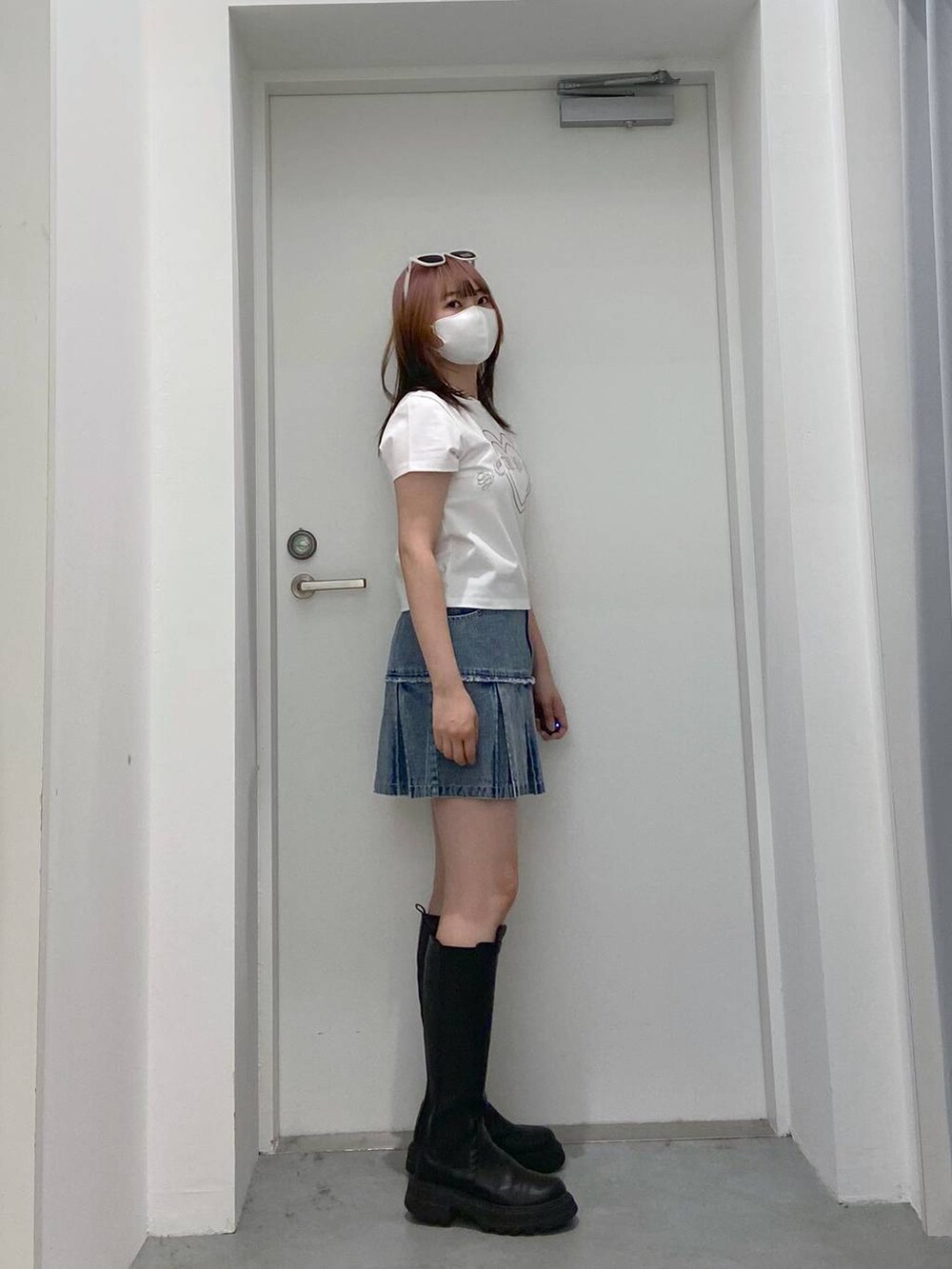 ブルー系のデニムスカートを着用したレディースの春コーディネートの3枚目の写真