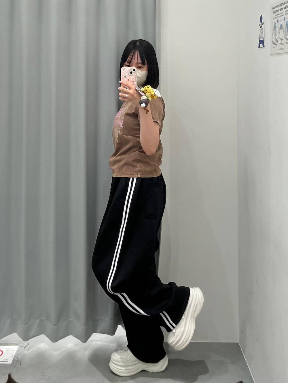 ブラック系のその他パンツを着用したレディースの夏コーディネートの2枚目の写真