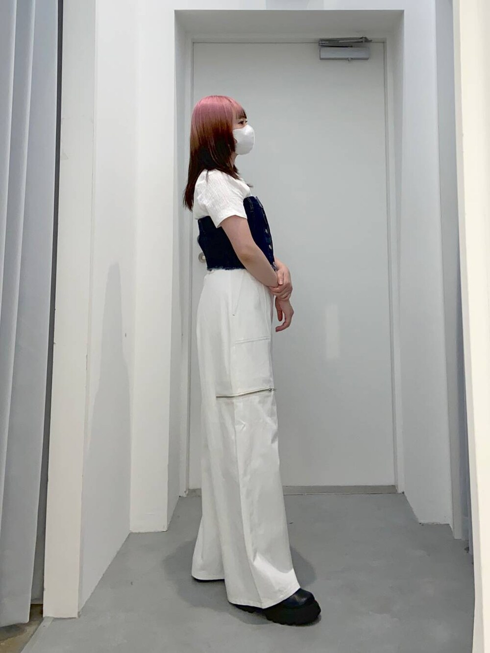 ホワイト系のその他パンツ、ブルー系のベストを着用したレディースの春コーディネートの3枚目の写真
