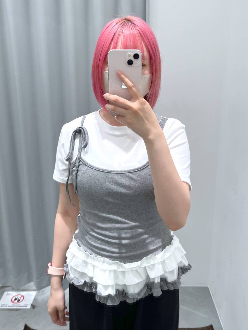 ホワイト系のスニーカー、ブラック系のカーゴパンツ、ホワイト系のTシャツ/カットソーを着用したレディースの春コーディネートの3枚目の写真