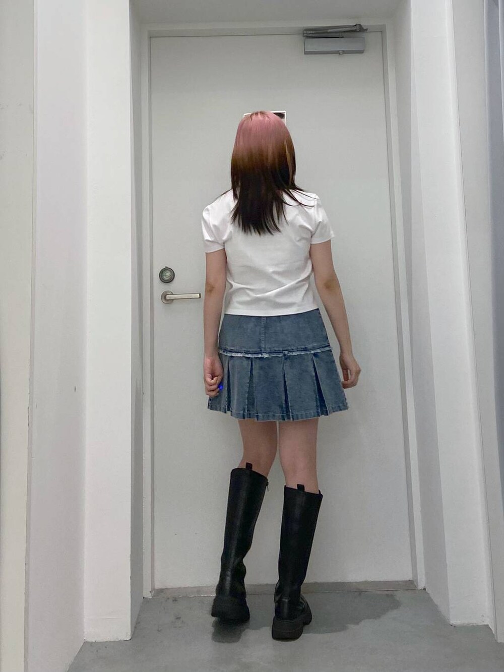 ブルー系のデニムスカートを着用したレディースの春コーディネートの4枚目の写真