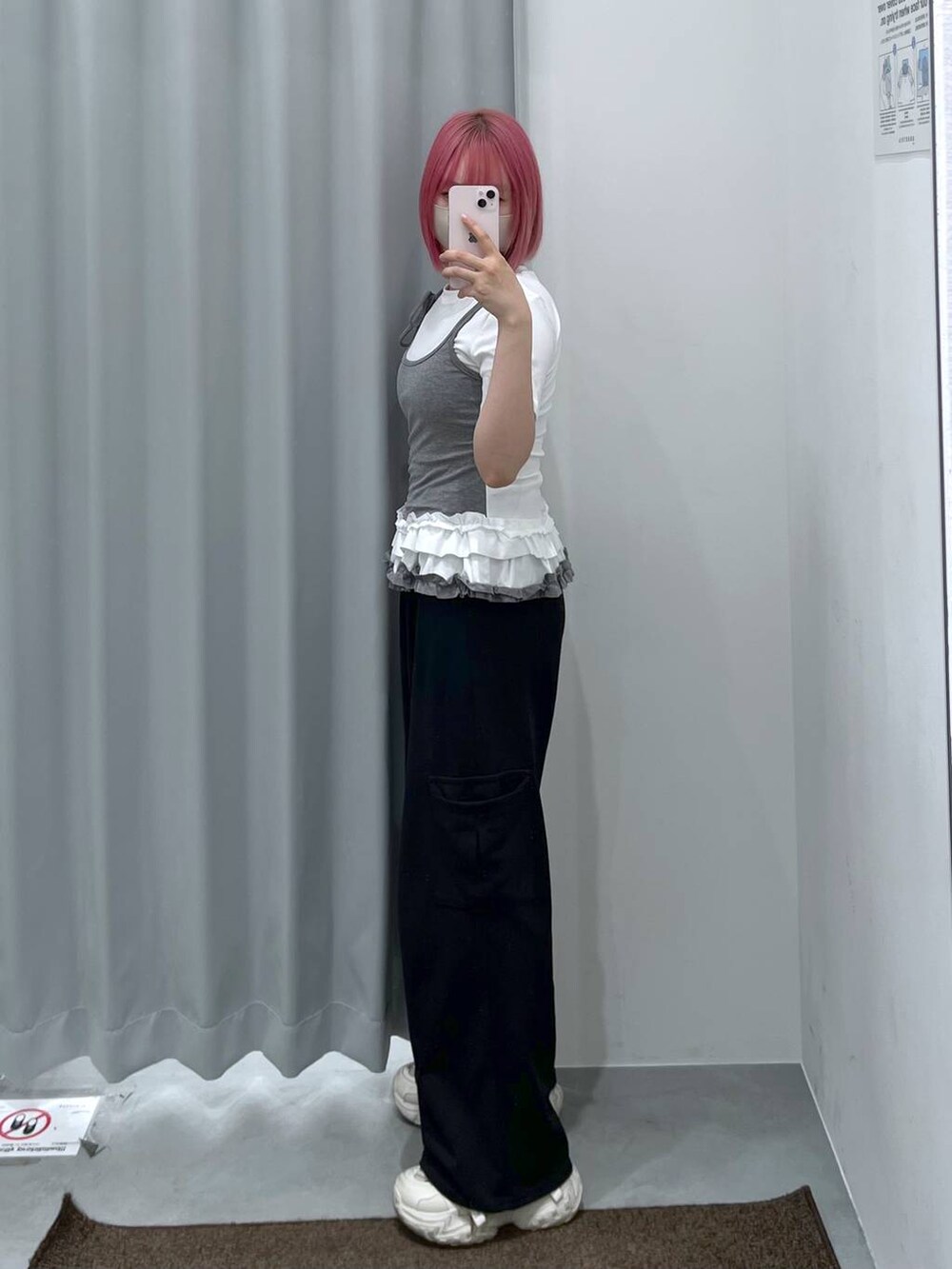 ホワイト系のスニーカー、ブラック系のカーゴパンツ、ホワイト系のTシャツ/カットソーを着用したレディースの春コーディネートの2枚目の写真