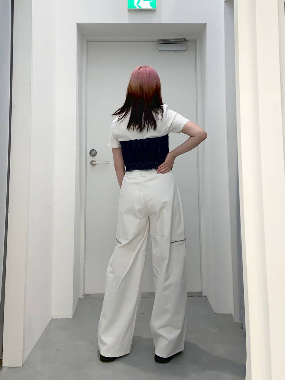 ホワイト系のその他パンツ、ブルー系のベストを着用したレディースの春コーディネートの4枚目の写真