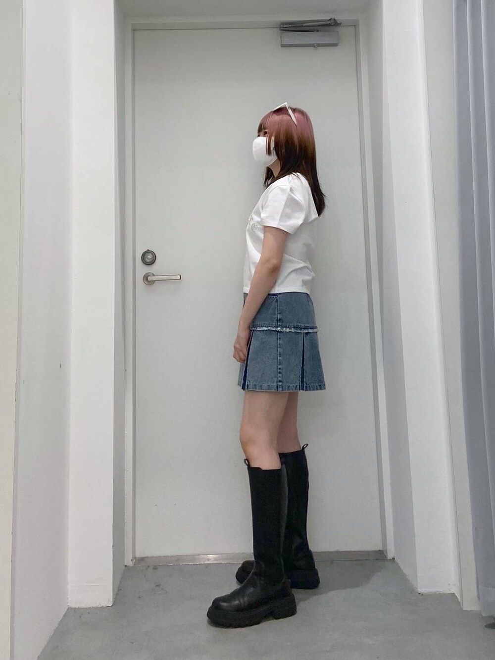 ブルー系のデニムスカートを着用したレディースの春コーディネートの5枚目の写真