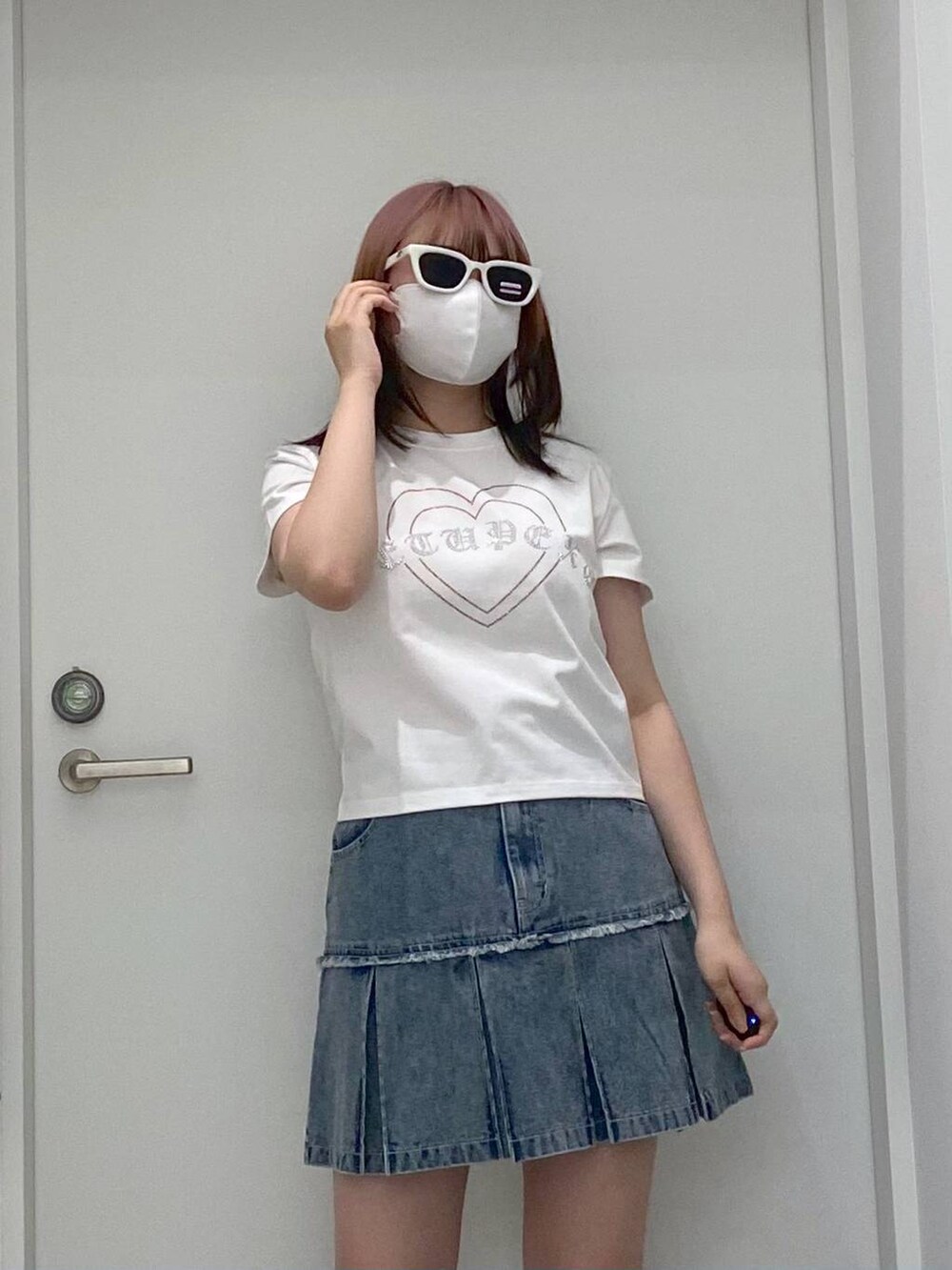 ブルー系のデニムスカートを着用したレディースの春コーディネートの2枚目の写真