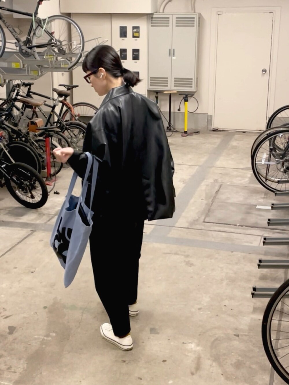 「ヤエカ、レザージャケット、コンバース、akutsu yurika、レザー、デニムパンツ」｜「feepurの【ハンドウォッシャブル】サーマルライクオーバーニット（ニット/セーター、ホワイト系）」を使った、nut’s_up?さん（レディース・168cm）の秋コーディネートの2枚目の写真