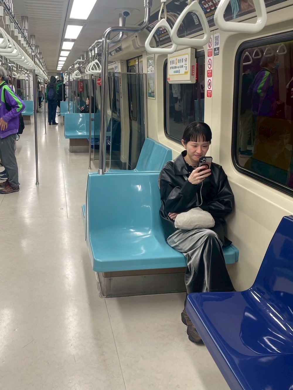 ブラック系のその他アウター、グレー系のスカート、ブラウン系のスニーカーを着用したレディースの春コーディネートの2枚目の写真