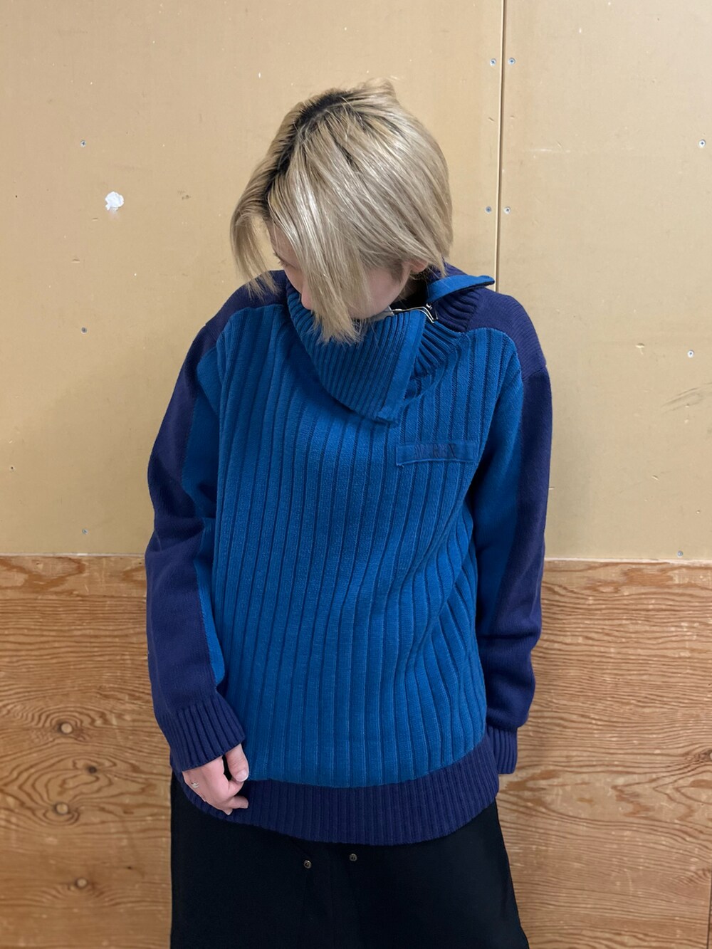 ブルー系のニット/セーター、ブラック系のスカートを着用したレディースの秋コーディネートの3枚目の写真