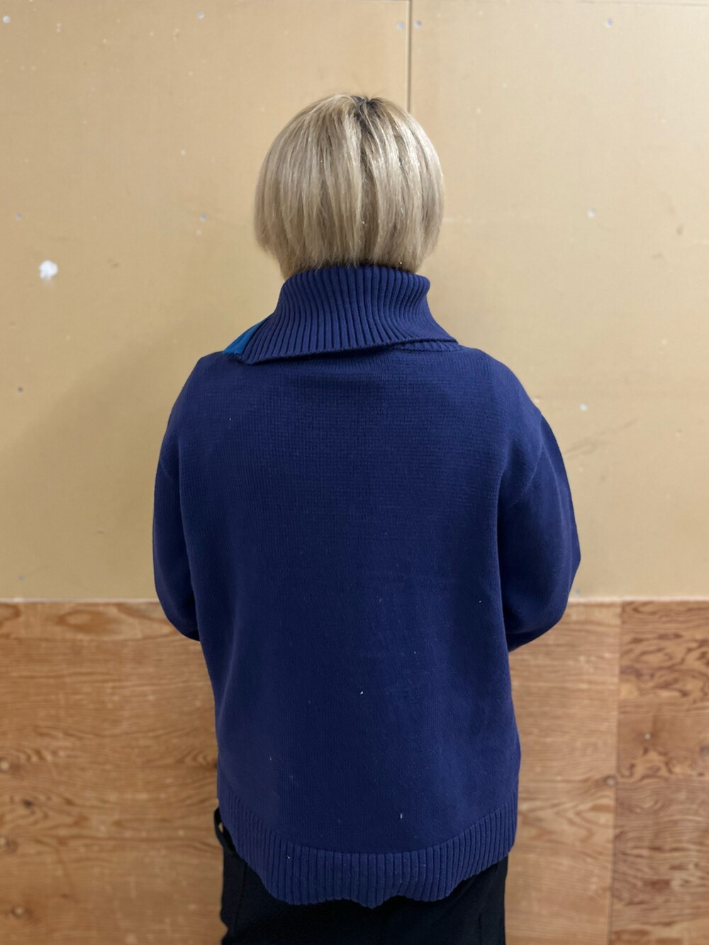 ブルー系のニット/セーター、ブラック系のスカートを着用したレディースの秋コーディネートの4枚目の写真