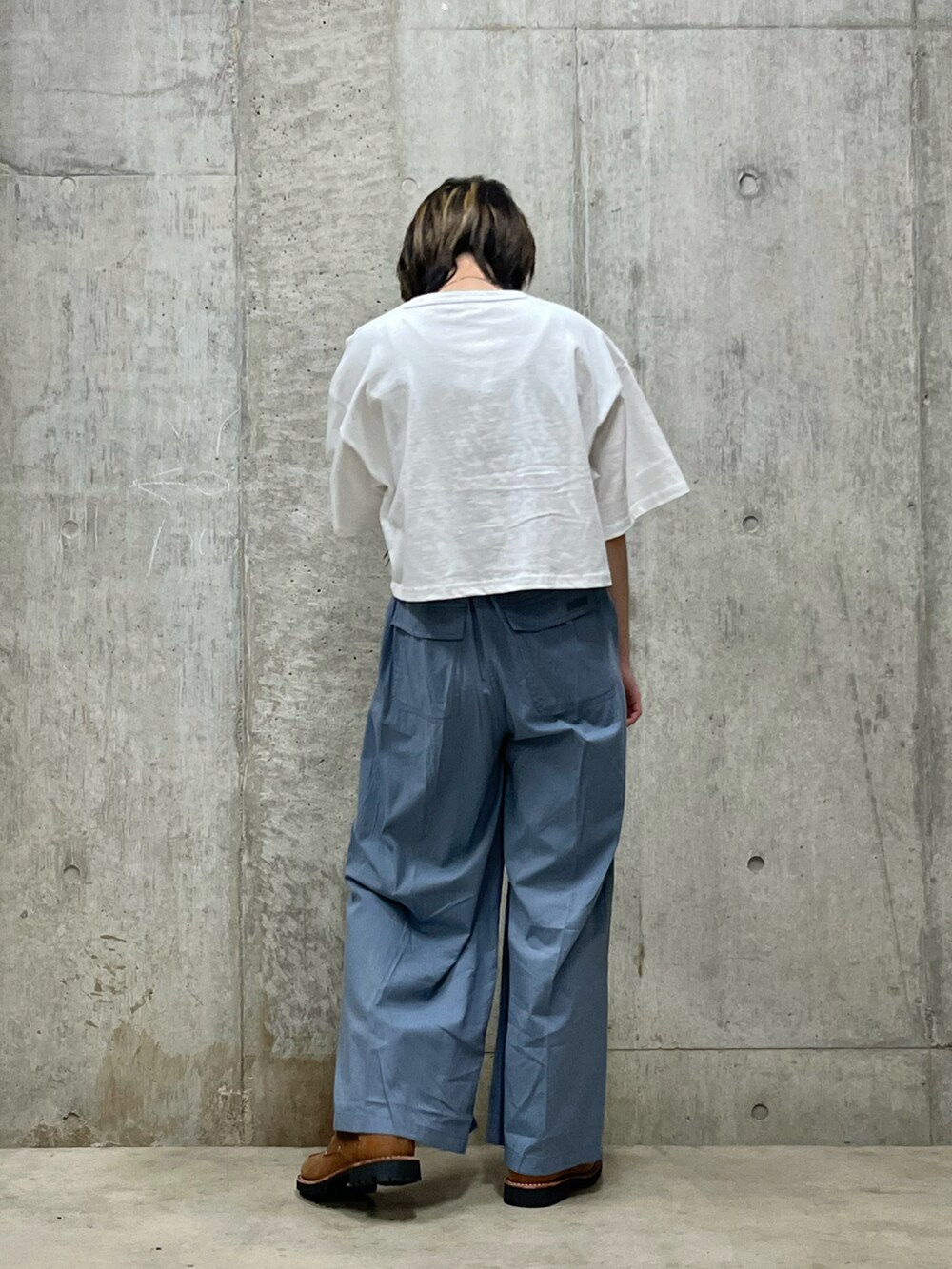 ホワイト系のTシャツ/カットソー、ブルー系のその他パンツ、ブラウン系のブーツを着用したレディースの春コーディネートの2枚目の写真