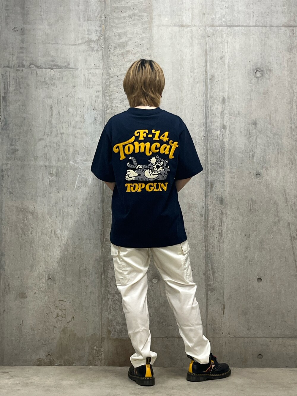 ホワイト系のカーゴパンツ、ブルー系のTシャツ/カットソーを着用したレディースの夏コーディネートの2枚目の写真