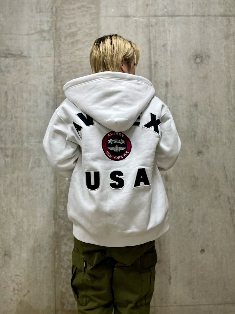 ホワイト系のパーカー、ブルー系のTシャツ/カットソー、グリーン系のカーゴパンツを着用したレディースの冬コーディネートの4枚目の写真