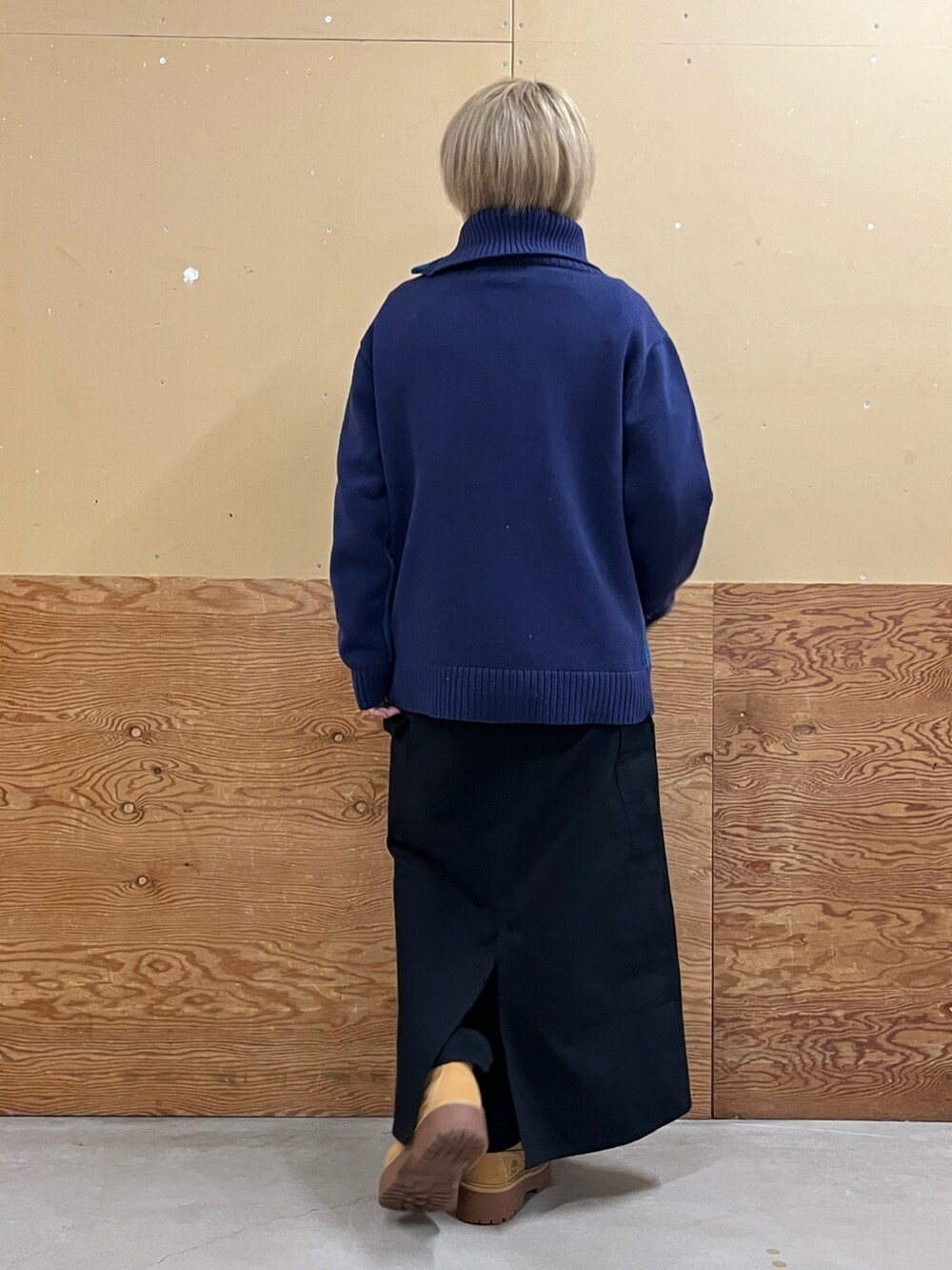 ブルー系のニット/セーター、ブラック系のスカートを着用したレディースの秋コーディネートの2枚目の写真