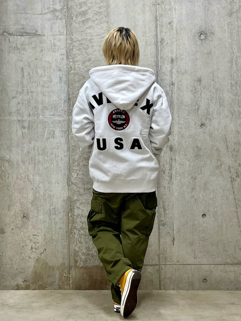 ホワイト系のパーカー、ブルー系のTシャツ/カットソー、グリーン系のカーゴパンツを着用したレディースの冬コーディネートの2枚目の写真