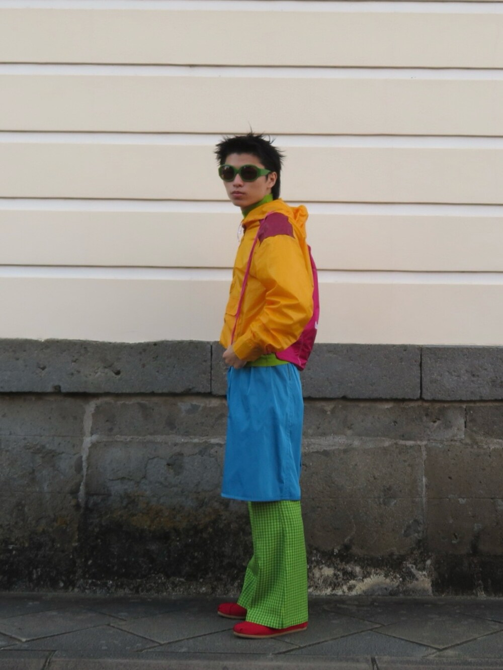 ブルー系のデニムパンツを着用したメンズの秋コーディネートの3枚目の写真