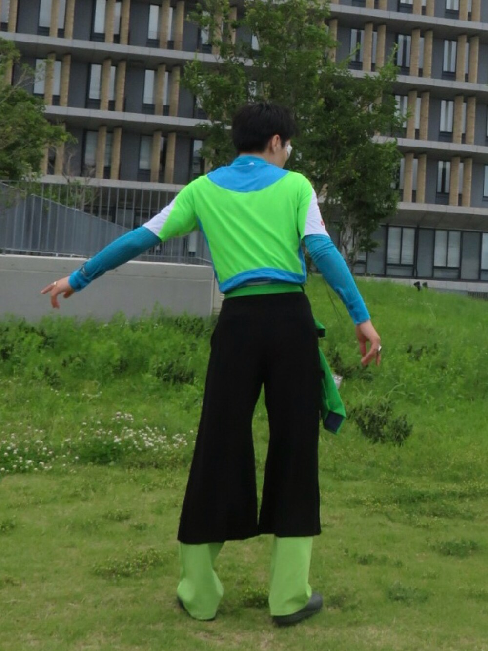 ブラック系のシューズを着用したメンズの夏コーディネートの2枚目の写真