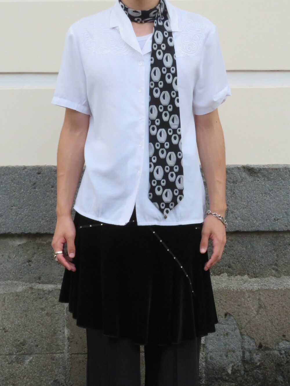 ブラック系のスニーカーを着用したメンズの秋コーディネートの2枚目の写真