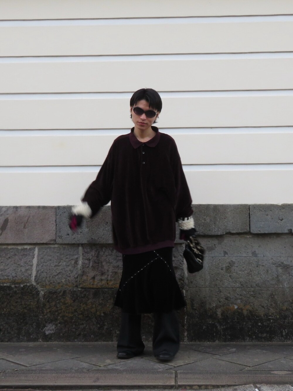 ブラック系のシューズを着用したメンズの冬コーディネートの2枚目の写真