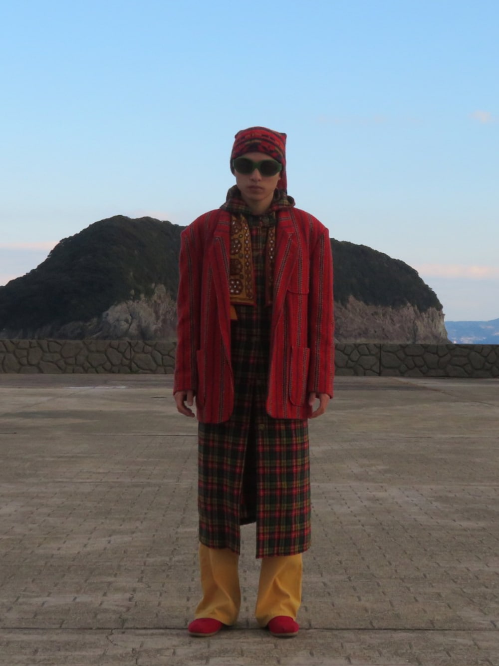 ブラウン系の手袋を着用したメンズの冬コーディネートの2枚目の写真