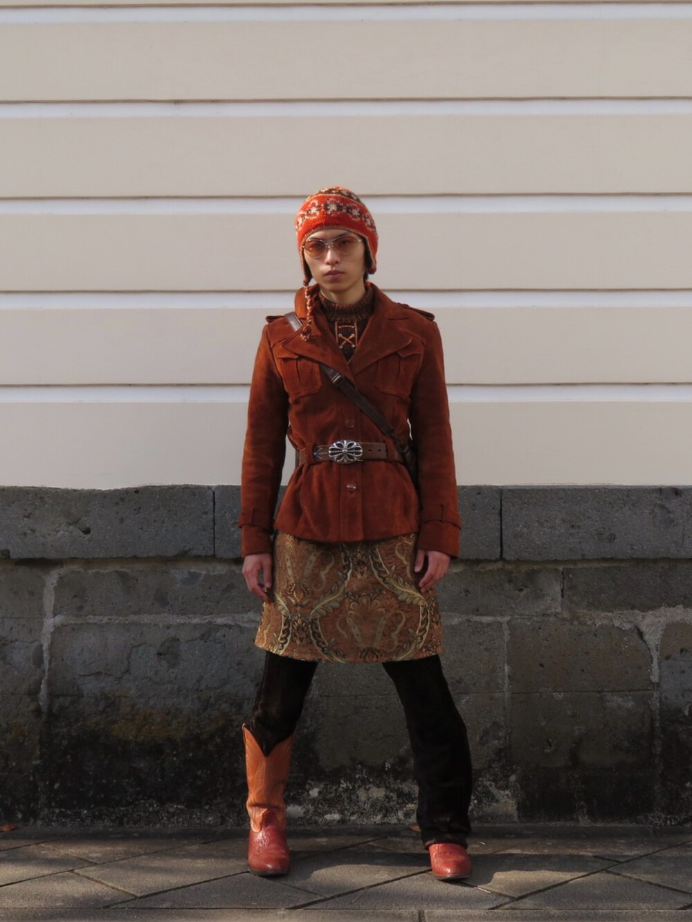 ブラウン系のブーツを着用したメンズの冬コーディネートの3枚目の写真