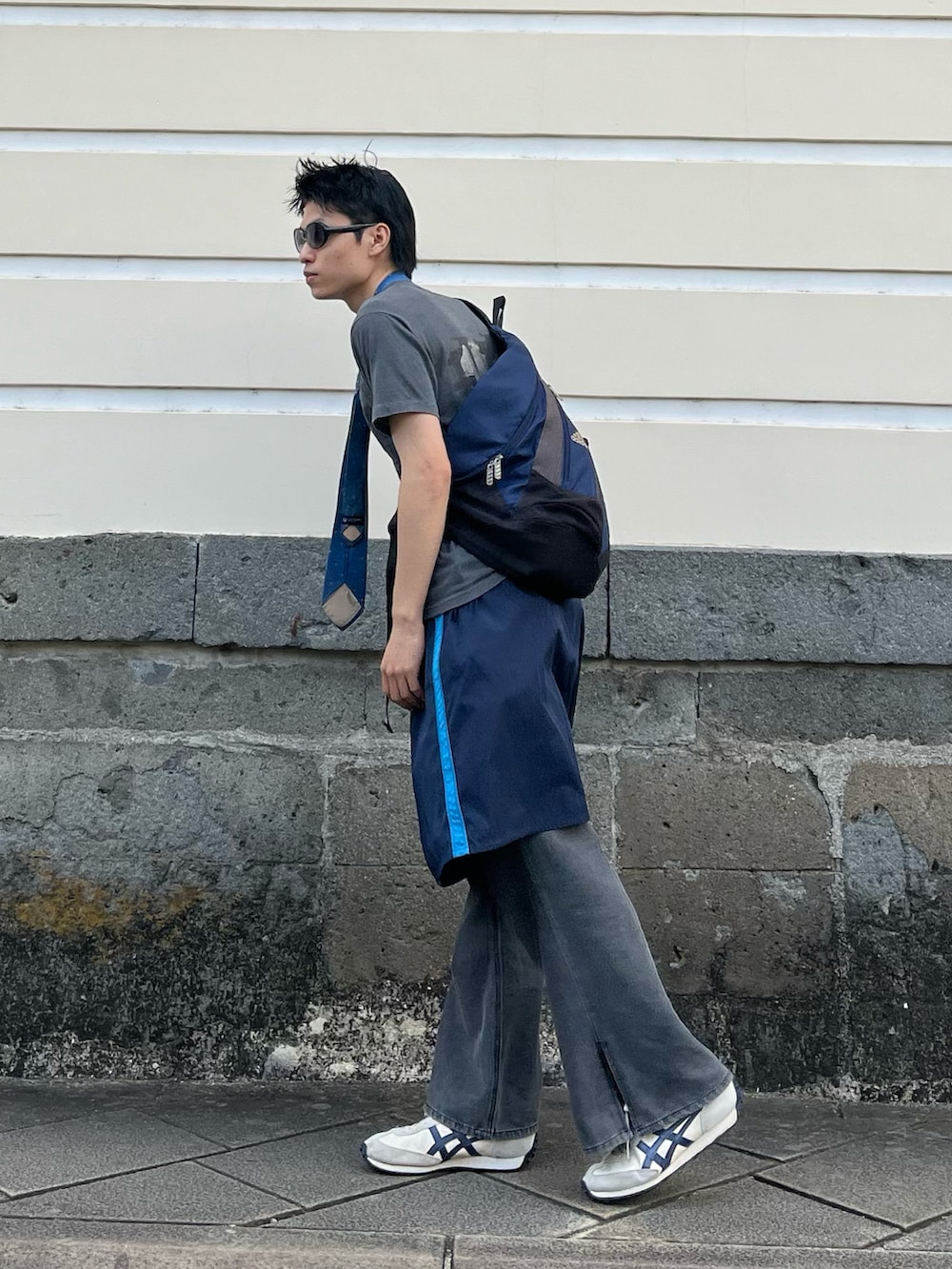 グレー系のデニムパンツを着用したメンズの夏コーディネートの3枚目の写真