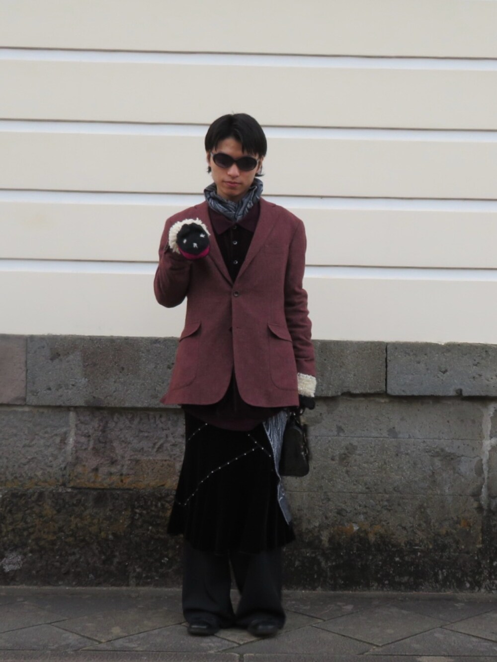 ブラック系のシューズを着用したメンズの冬コーディネートの3枚目の写真