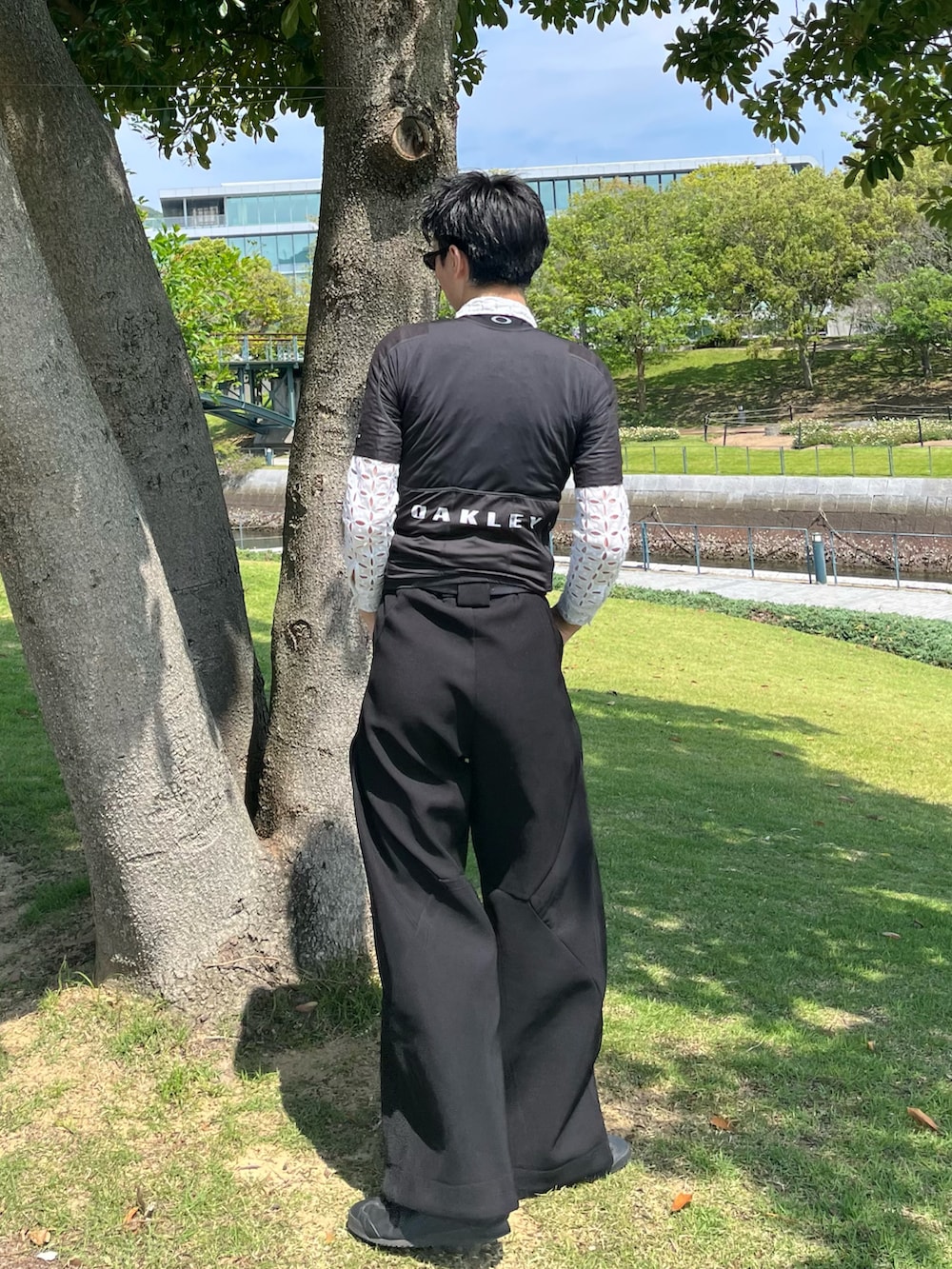 ブラック系のスニーカーを着用したメンズの夏コーディネートの2枚目の写真