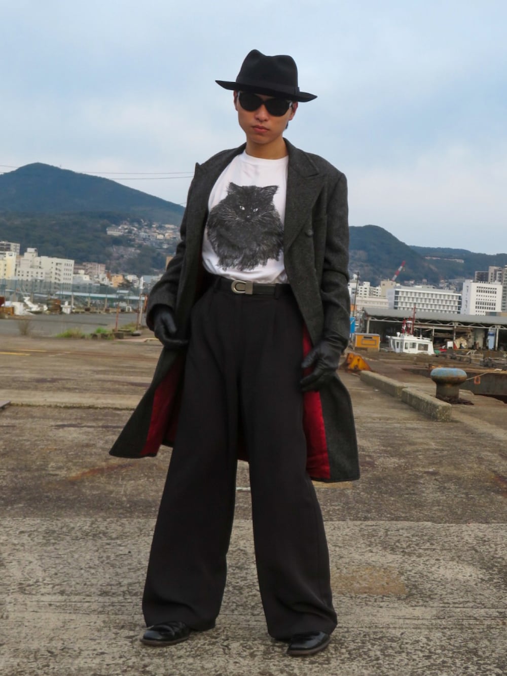 ブラック系のブーツを着用したメンズの春コーディネートの2枚目の写真