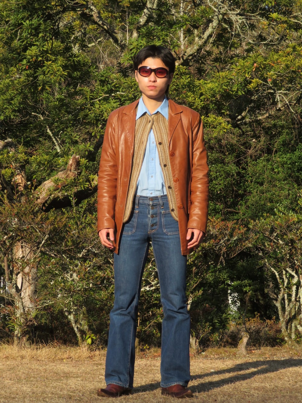 ブラウン系のブーツを着用したメンズの冬コーディネートの2枚目の写真