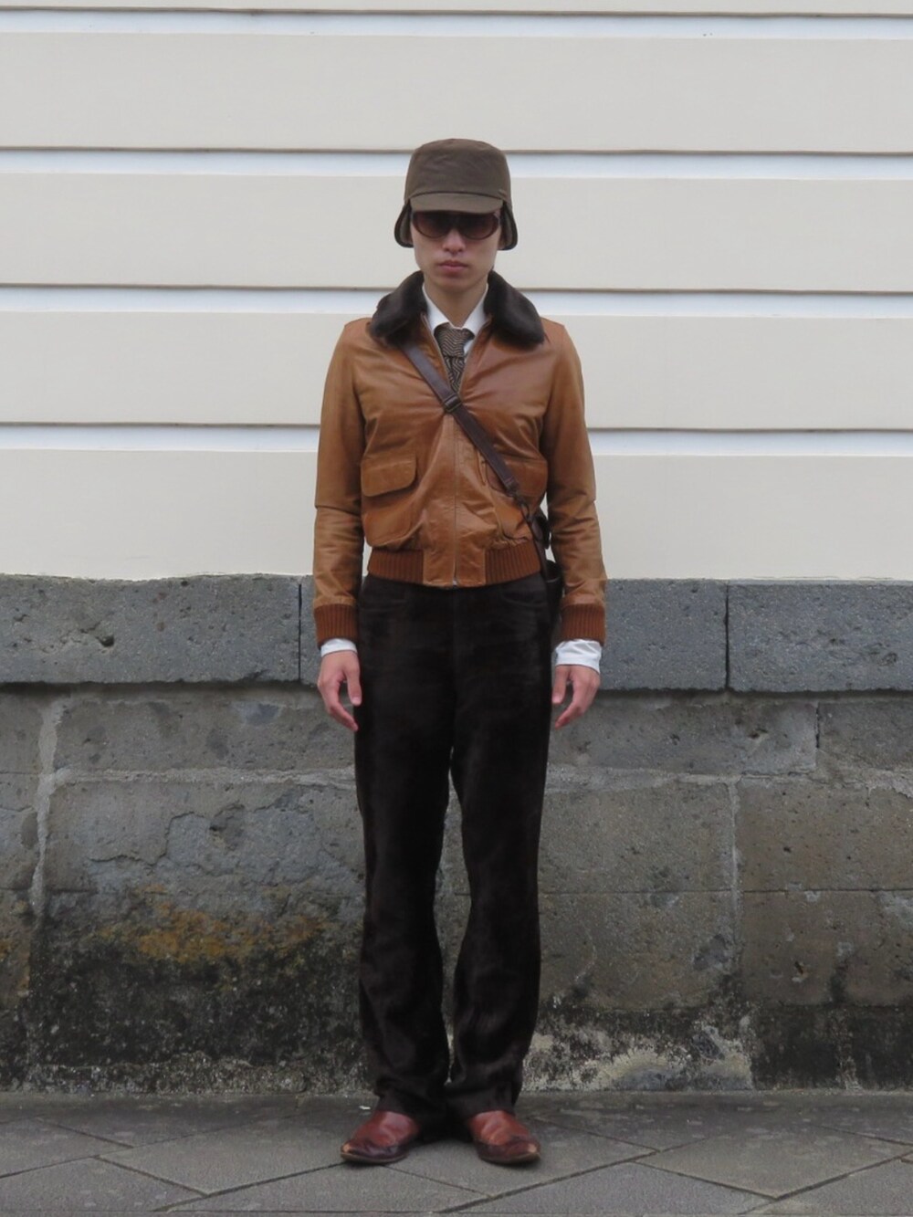 ブラウン系のブーツを着用したメンズの秋コーディネートの2枚目の写真