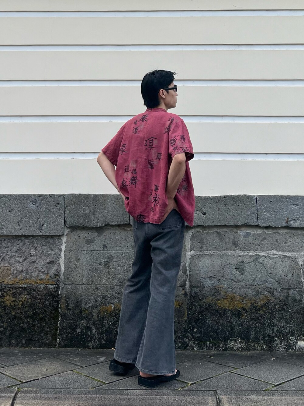 グレー系のデニムパンツを着用したメンズの夏コーディネートの2枚目の写真