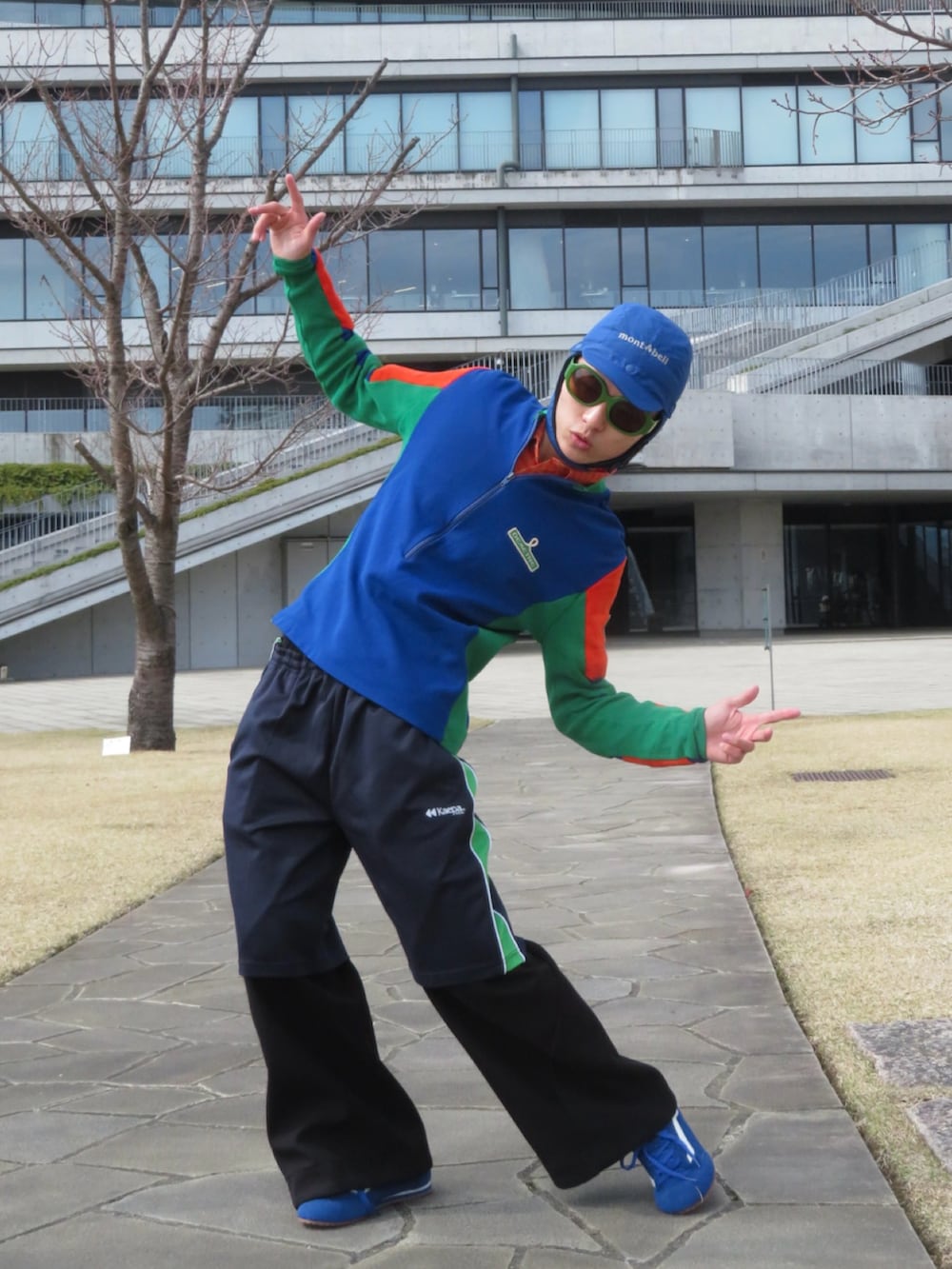 ブルー系のスニーカーを着用したメンズの春コーディネートの2枚目の写真