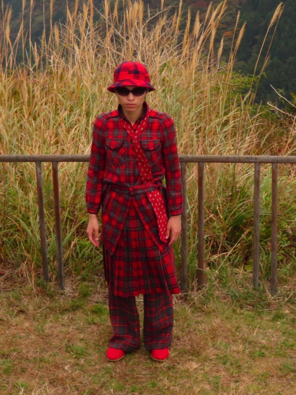 ピンク系のキャップを着用したメンズの秋コーディネートの3枚目の写真