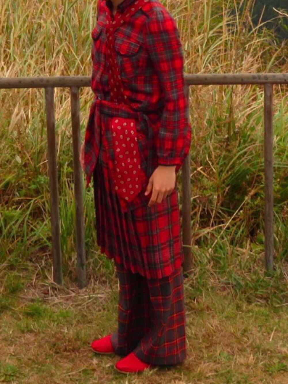 ピンク系のキャップを着用したメンズの秋コーディネートの2枚目の写真