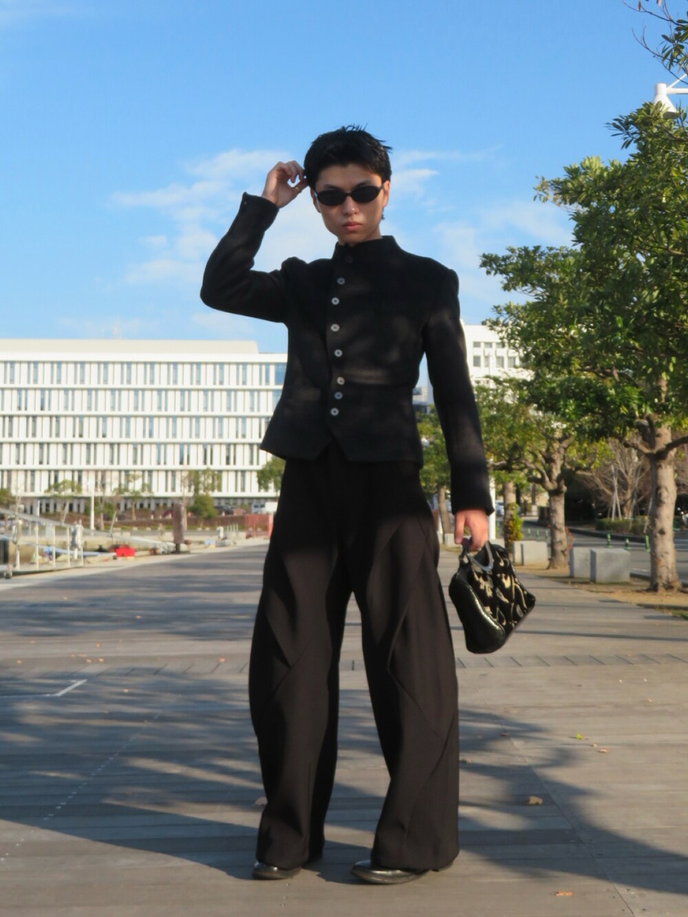 ブラック系のドレスシューズを着用したメンズの冬コーディネートの2枚目の写真