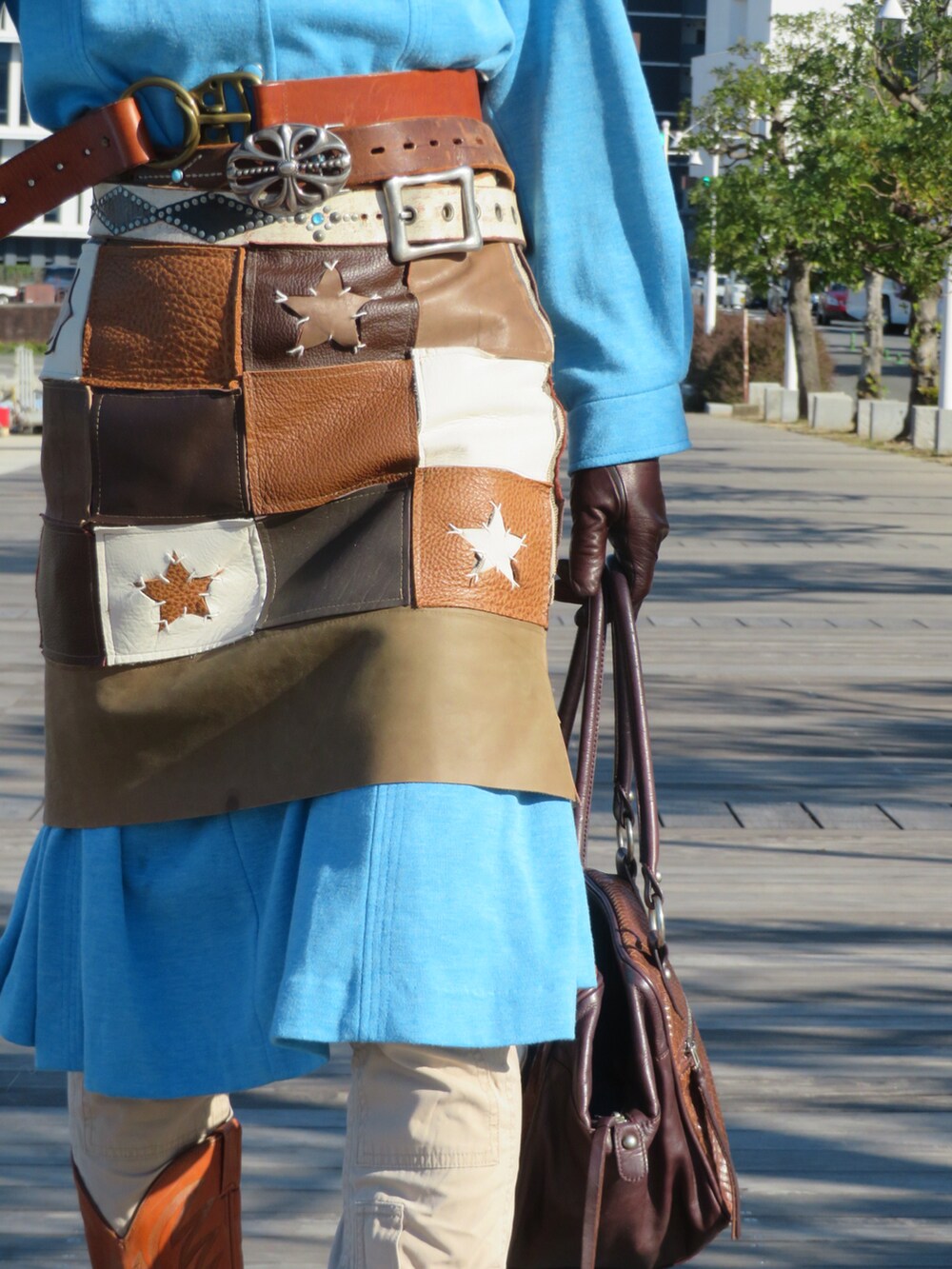 ブラウン系のブーツを着用したメンズの冬コーディネートの2枚目の写真